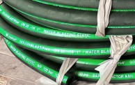 Is there any residue after the rubber hose vulcanization label is released from the mold?